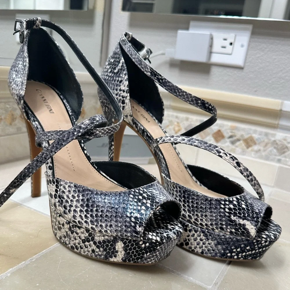 Gianni Bini platform heels - Picture 1 of 4
